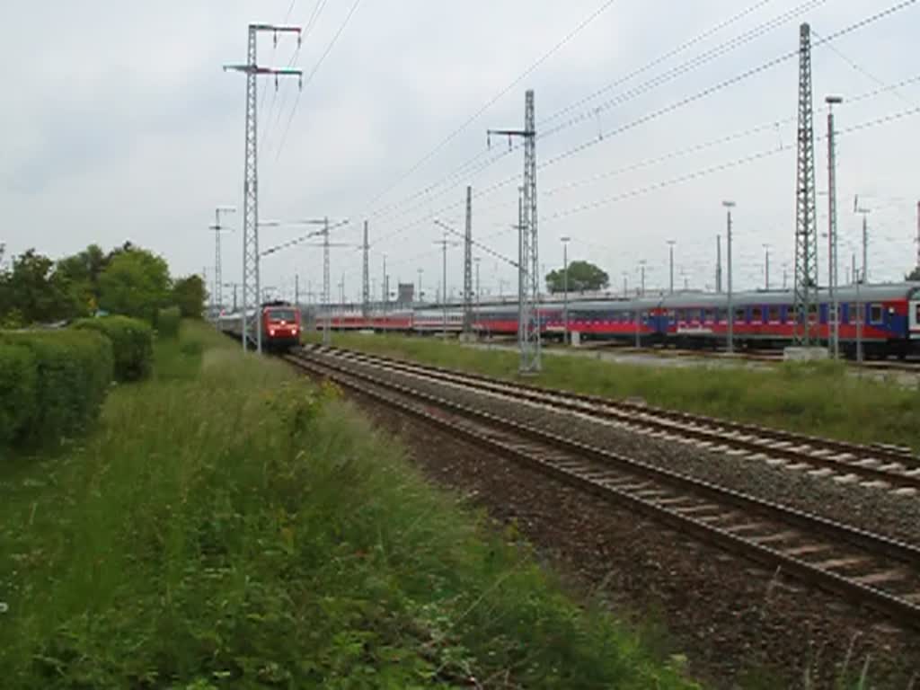 Gleicher Zug andere Stelle UEX mit nur 5 Wagen bei der Ausfahrt im Rostocker Hbf Ziel ist Kln Hbf.(29.05.2011)