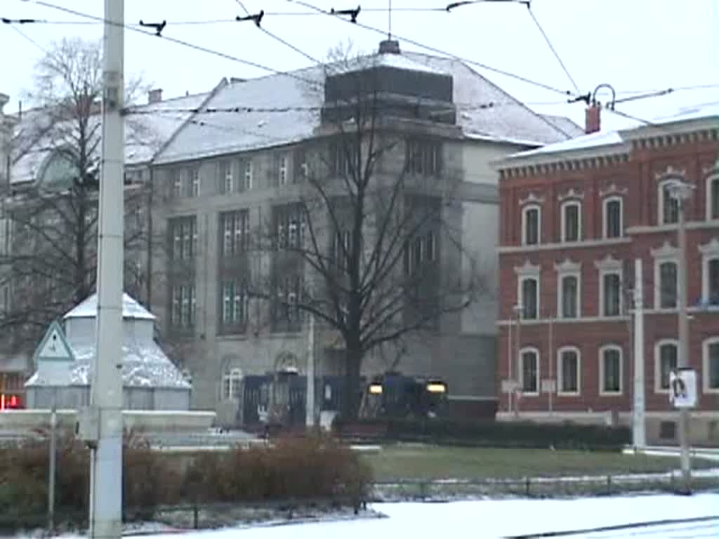 Grlitz: Eine KT4D berquert den Postplatz in Richtung Neubaugebiet.01.01.09