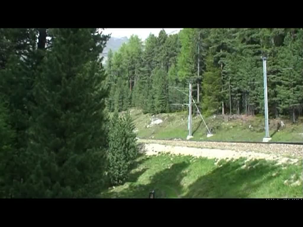 Graubnden 2010 - Am Nachmittag des 12.06.2010 begegnet uns kurz vor Pontresina der Allegra 3505 mit seinem Bernonaexpress nach St. Moritz.