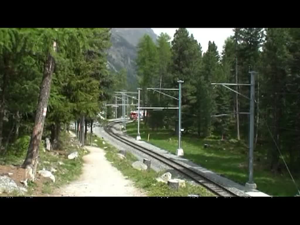 Graubnden 2010 - An der Station Surovas ist am 12.06.2010 ein Berninaexpress mit den Triebwagen 53 und 54 unterwegs nach St. Moritz.