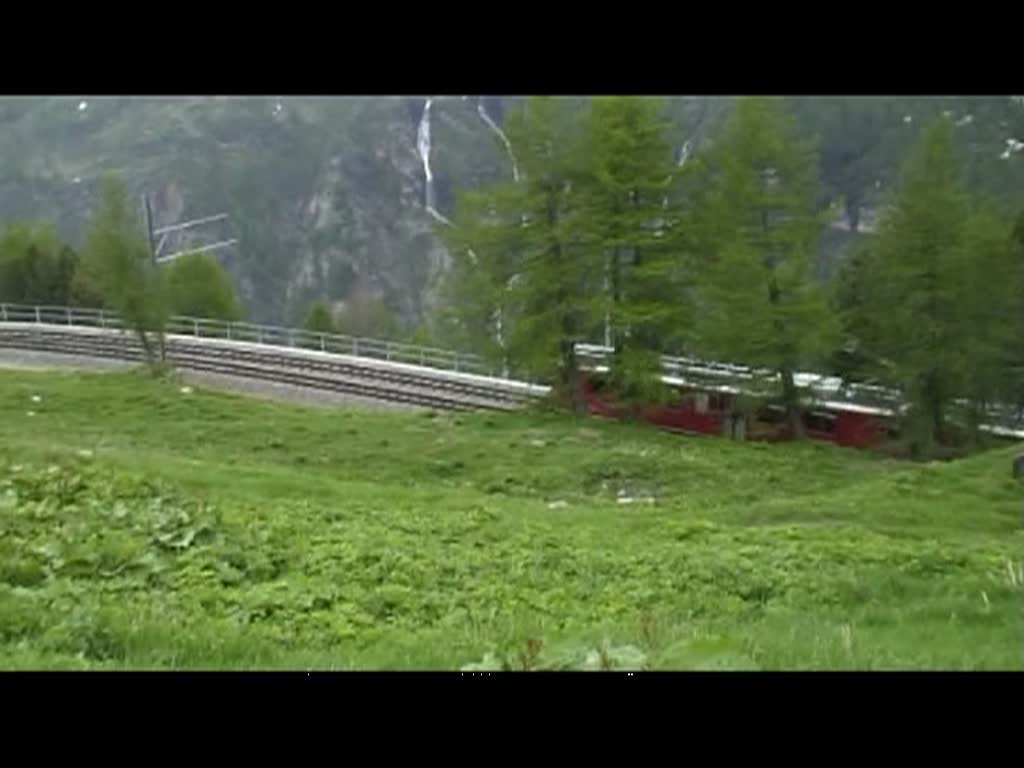 Graubnden 2010 - Aus Tirano folgt ein weiterer Regionalzug und schlngelt sich durch die Kehrschleife in Alp-Grm. (12.06.2010)