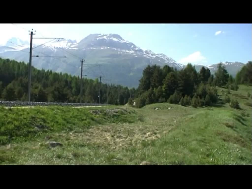 Graubnden 2010 - Die beiden Triebwagen 51 und 52 werben in eigener Sache jeweils fr die Feiern zu 100 Jahre Berninabahn und fr das Weltnaturerbe Berninabahn. Am Nachmittag des 11.06.2010 sind sie mit R 1645 nach Tirano bei Punt Muraigl unterwegs. Kurz darauf folgt aus Scuol Tarasp der R 1945 welcher am Schluss gleich zwei Wagen der Gattung AB fhrt.