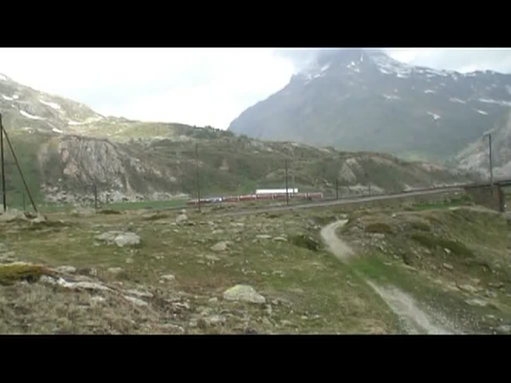 Graubnden 2010 - Hinter dem Lago Bianco treffen wir auf der Nordrampe auf diese beiden Zge. Wir knnen noch einmal die ABeh 44 und 45 im Einsatz erleben!