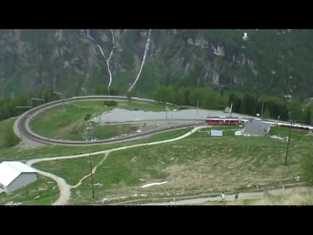 Graubnden 2010 - Vom Belvedere an der Station Alp Grm hat man einne wunderbaren Blick auf die 180 Kurve der Berninabahn.
Wir beobachten eine Zugkreuzung.
(12.06.2010)