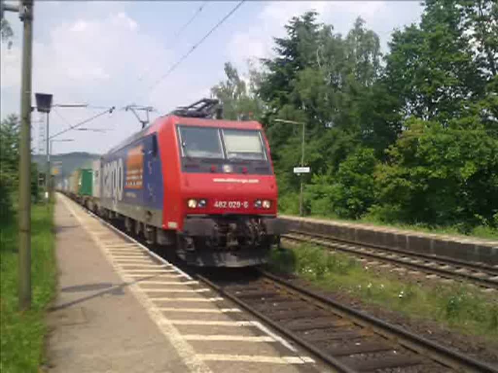 Gterzugbegegnung zwischen der 482 029-6 der SBB Cargo mit Containerzug Richtung Wrzburg und einer 152 der Railion mit gemischtem Gterzug Richtung Gemnden. 