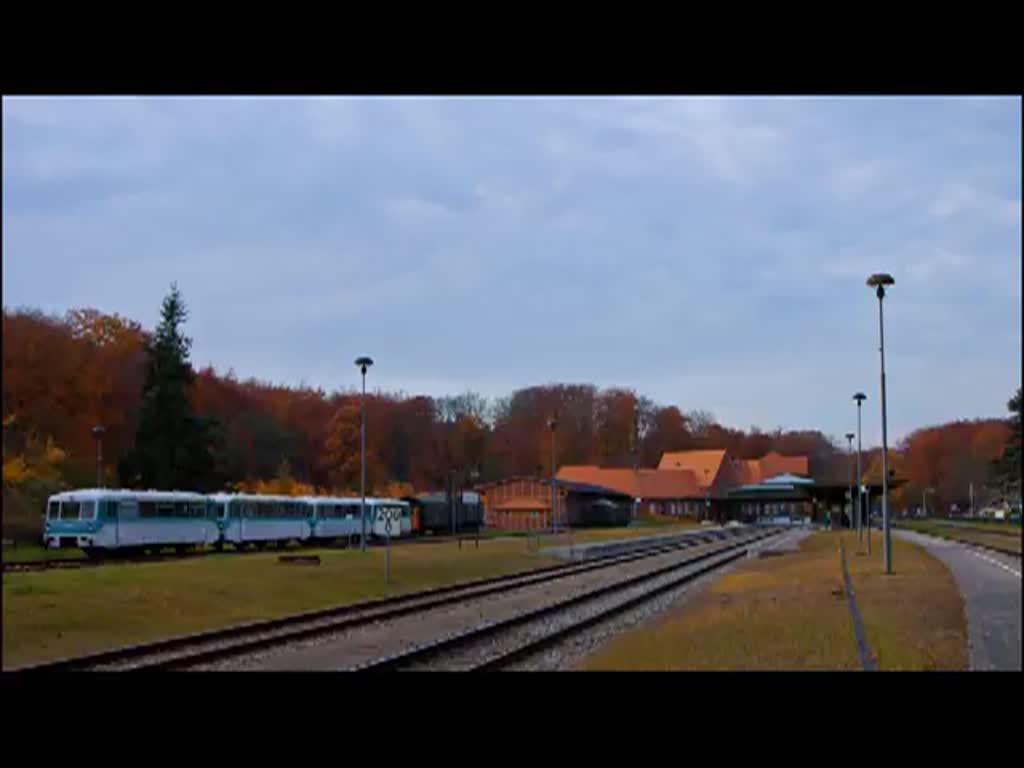 Herbstliche Fahrt mit der UBB vom Bahnhof Seebad Heringsdorf zum Bahnhof Seebad Ahlbeck und weiter zum Bahnhof Swinemnde Zentrum. Hier fhrt der Triebwagen auf  Ersatzsignal  ein. - Herbst 2012