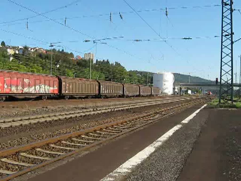 Herkules, Lok 22, der WLE sprintet Lz durch Bad Hersfeld in Fahrtrichtung Sden. Aufgenommen am 01.09.2009. Spter wussten wir auch, wo er so schnell hin wollte, nmlich den Warsteinerzug, gezogen von 185-CL 001, zu untersttzen... warum auch immer...