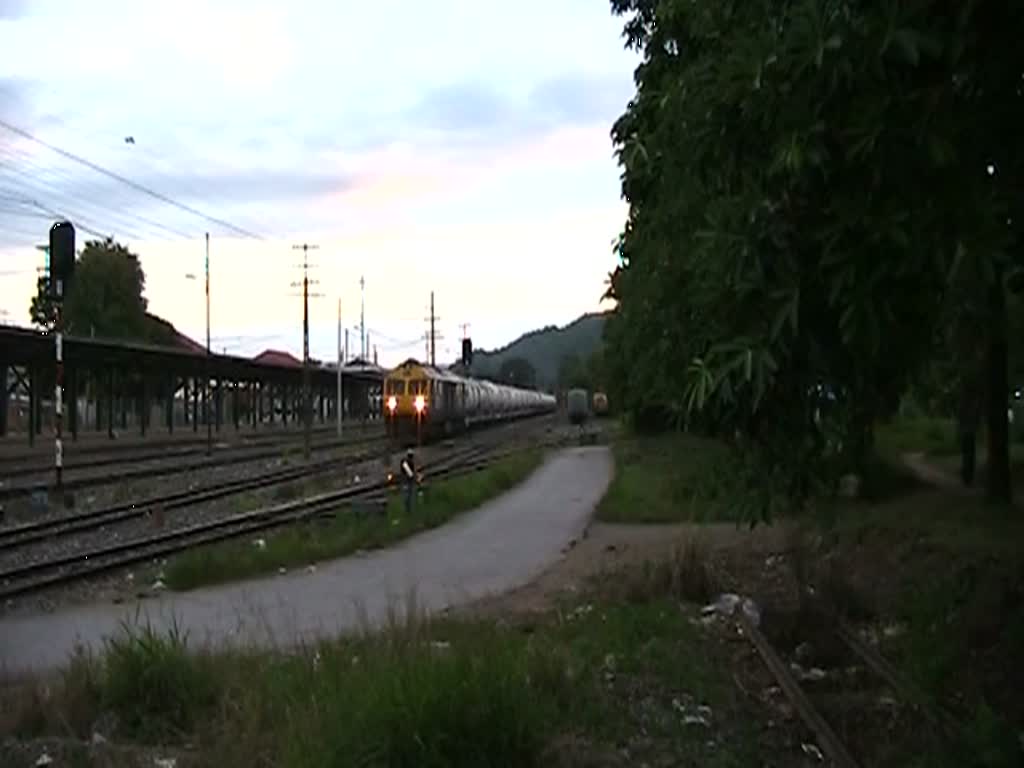 HID 4510 fhrt am Abend des 12. Juni 2011 mit einem Zementwagen-Ganzzug aus dem Bahnhof Pak Chong in Richtung Nakhon Ratchasima aus.

