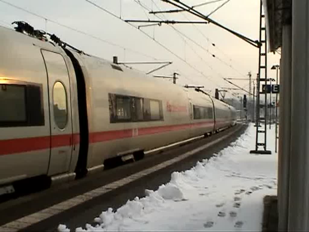 Hier beschleunigt ICE 1611 nach seinem zustzlichen Halt in Saalfeld (Saale) auf 80 km/h in Richtung Mnchen Hbf. Nchster Halt ist Lichtenfels. (24.12.2009)