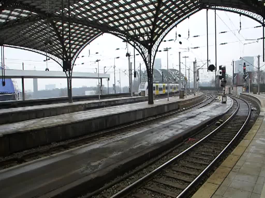 Hier die Einfahrt einer MRB sowie die Ausfahrt eines Regionalexpress in/aus dem Kölner Hauptbahnhof. Video: 16.02.13
