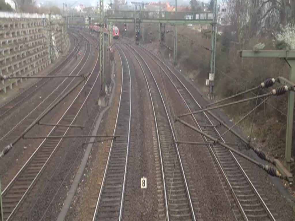 Hier fährt eine Doppelstockgarnitur in Richtung Halle(Saale) aus während sie einen Güterzug kreuzt der in Kürze den Bahnhof Kassel Wilhelmshöhe durchfahren wird. Aufgenommen am 18.3.14