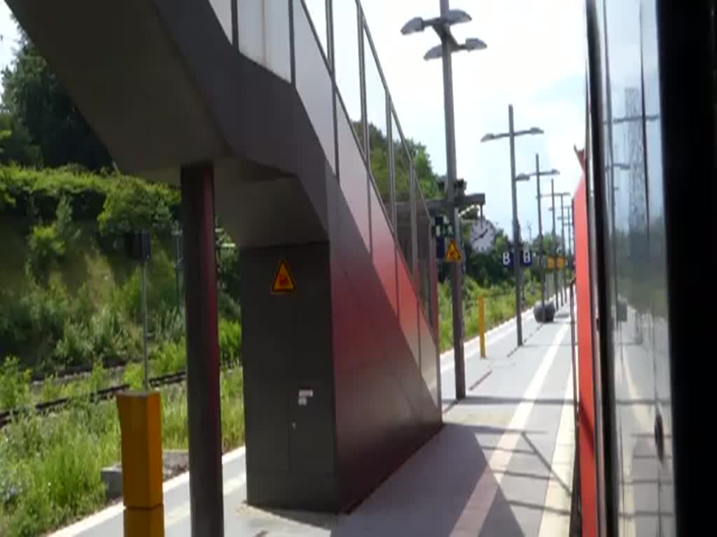 Hier fahren wir mit dem IC 2207 von Berlin Gesundbrunnen nach Berlin Hbf (tief) und können bei der Fahrt über die Brücke einen Blick in die Stadt werfen. (11.07.2014)