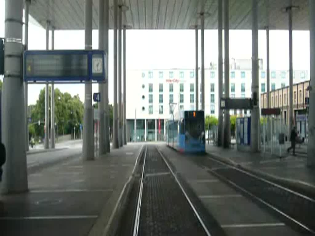 Hier fahren wir rckwrts durch einen kleinen Teil von Kassel vom Bahnhof Wilhelmshhe bis zur Haltestelle Walther-Schcking-Platz mit einer Straenbahn der Linie 3. (25.07.2009)