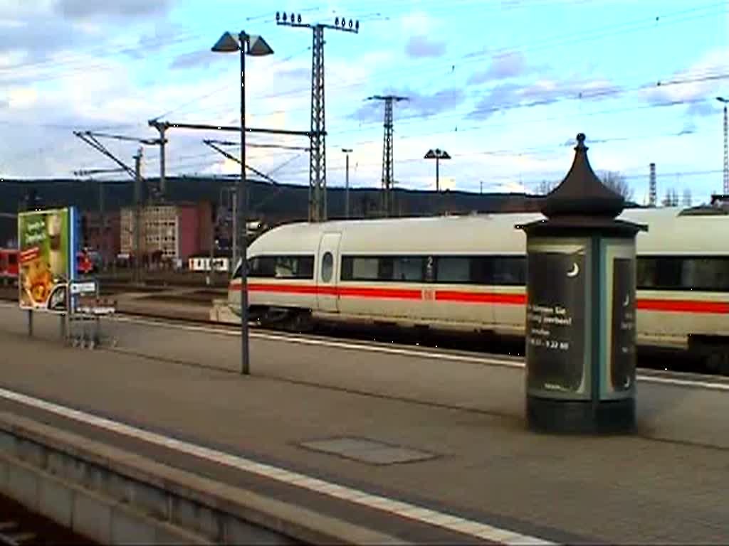 Hier habe ich aus einem Halberstädter-Regionalzugwagen heraus die Ausfahrt des ICE 1206 nach Berlin Gesundbrunnen gefilmt. Er wurde aufgrund der Verspätung auf Gleis 5 geleitet, um die Einfahrt der RB aus Halle (Saale) Hbf nicht zu verzögern, die im Anschluss an die Ausfahrt des ICE auf Gleis 3 einfährt. (27.03.2010)