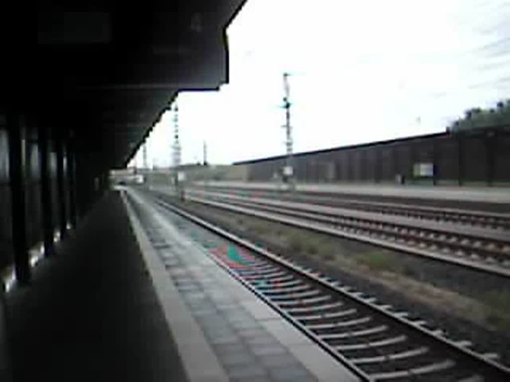 Hier kommt gerade ein ICE aus Frankfurt. Ich stehe am Bahnhof Limburg Sd an der neuen Fernstrecke Rhein/Main.