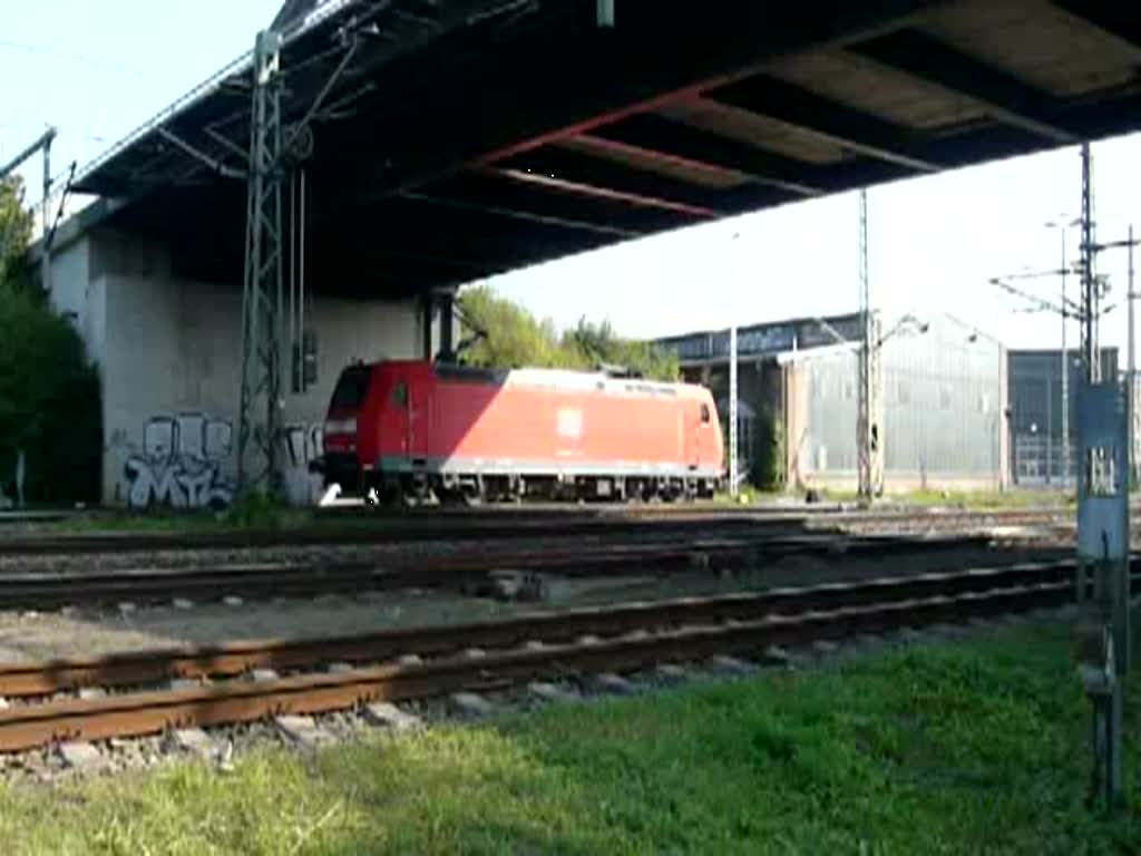 Hier rast mir die 185 074-2 davon! Sie fuhr in Richtung Rbf Saalfeld. (19.09.2009)