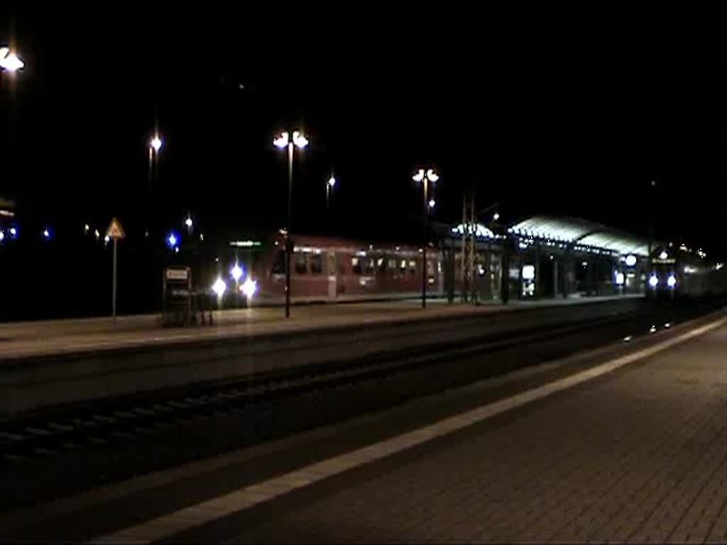 Hier verlässt ein VT 612 als RB nach Leipzig Hbf den Bahnhof Saalfeld (Saale) auf Gleis 6. Normalerweise kommen auf der Strecke nach Leipzig über Gera nur Desiros zum Einsatz, aber in Tagesrandlage weicht man hier gern mal von der Regel ab. (21.03.2010)