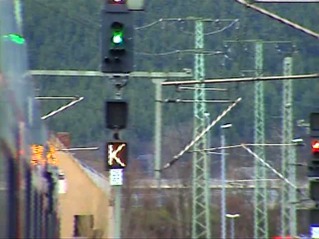 Hier verlassen wir mit einer RB aus Halberstdter Regionalzugwagen den Bahnhof Saalfeld (Saale) zur Fahrt nach Halle (Saale) Hbf. Diese Garnitur kommt normalerweise zwischen Eisenach und Halle zum Einsatz. Aufgrund der Sperrung des Bahnhofs Groheringen verkehrt diese Linie aber nur von Eisenach bis Apolda. Ab Bad Ksen bernehmen die von der Saalbahn kommenden RB-Zge die Leistungen der RB-Zge nach Halle, wodurch die zwei fr Eisenach - Apolda nicht bentigten Halberstdter-Garnituren auf der Saalbahn zum Einsatz kommen. (27.03.2010)