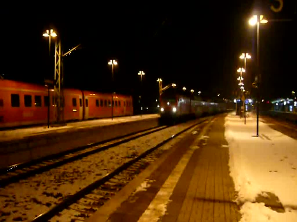 Hier verlsst eine RB nach Lichtenfels den Bahnhof Saalfeld (Saale) auf Gleis 2 um 18:59 am 16.01.2009.
