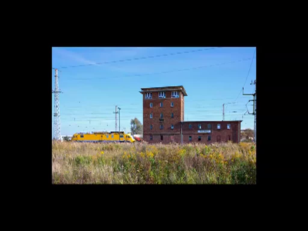 HIOB 711 116-4 fhrt im Bahnhof Pasewalk am stillgelegten Befehlsstellwerk B3 vorbei in Richtung Bahnsteig. - 16.10.2012 - (Version berarbeitet)