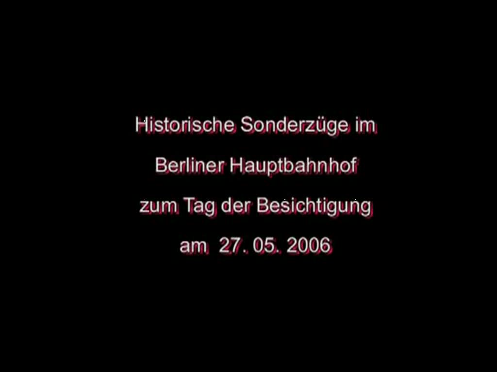 Historische Züge im Hauptbahnhof Berlin zum Tag der Besichtigung am  27.05.2006. Dabei Rheingoldwagen, VT 18 (175 der DR), Fliegender Hamburger, TEE-Wagen und Bom Wagen der DR. 