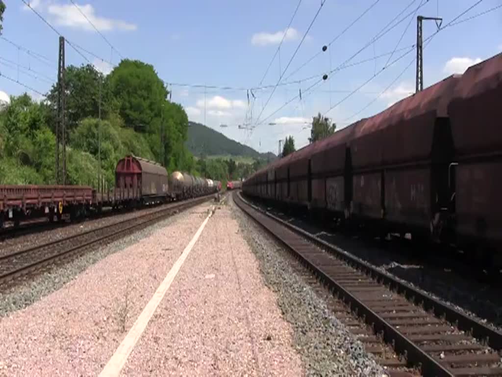 Hochbetrieb im Bahnhof Laufach am 14.06.2017, aufgenommen vom östlichen Ende des Mittelbahnsteigs: Während EZ 44553 (Gent–Nürnberg, links) und GM 47929 (Neuss–Linz, rechts) in den Überholungsgleisen auf ihre Schubloks warten, begegnen sich EZ 44950 (Linz–Mannheim) und DGS 59941 (Langenfeld–Wassertrüdingen).