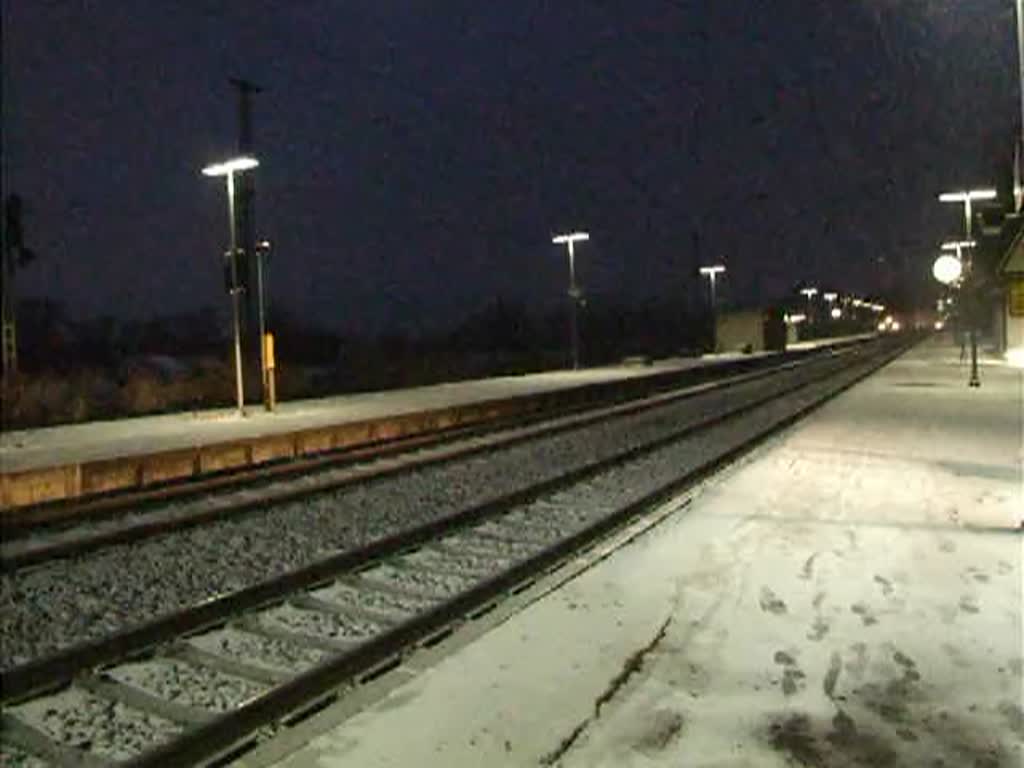 Hoffentlich ist die Maschine da nicht berfordert.152 155-8 mit einem Flachwagen bei der Durchfahrt von Vallendar/Rhein.16.12.2010 