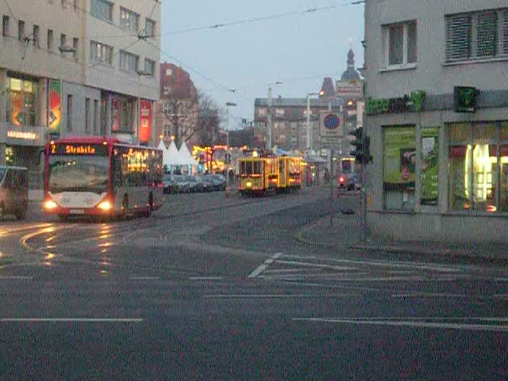 HTw 24 mit dem HBw 13 am 30.11.08 an der Kreuzung Berlinerstr./Bahnhofstr. in Richtung Berlinerstr. .

