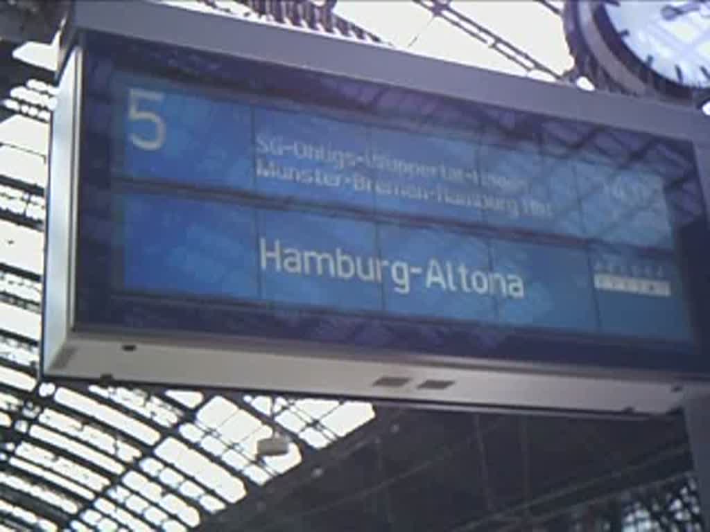 IC 2026 nach Hamburg-Altona fhrt soeben auf Gleis 5 in den Klner Hauptbahnhof ein. Man kann das Video ganz am Anfang ja stoppen, dann kann man sich die Anzeigetafel nochmals durchlesen. brigens, der IC fhrt mit dem Steuerwagen vorraus.
                    21.07.06