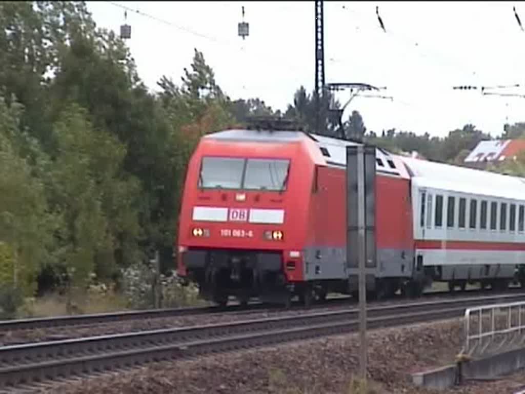 IC 2055 nach Stuttgart mu am Einfahrtssignal des Hbf Kaiserslautern kurz warten und fhrt dann langsam weiter. Zuglok ist die 101063-6.