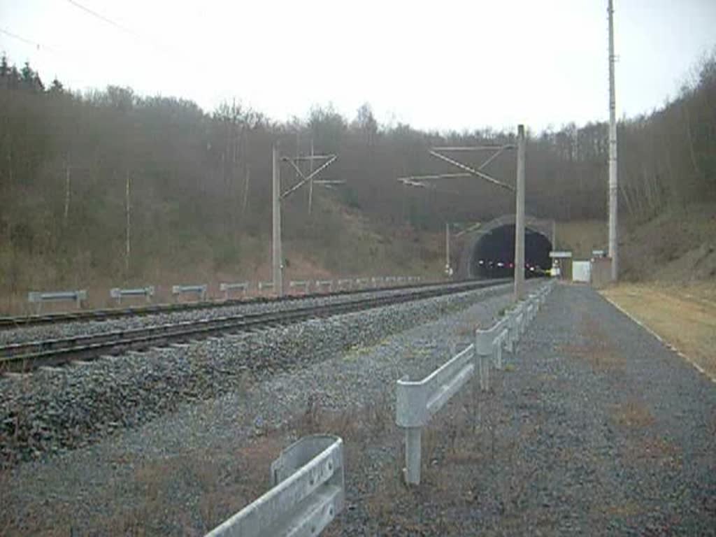 IC 2082  Knigssee  mit BB-Taurus fuhren mit 200 Sachen aus dem Landrckentunnel und auf Gegenfahrbahn fuhr ein ICE 885 nach Mnchen-Hbf.