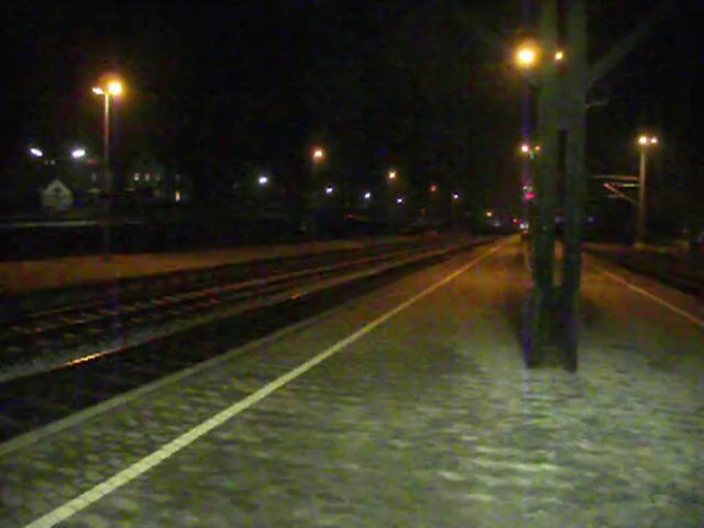 IC 2209 durchfhrt am 16. Mrz 2011 den Kronacher Bahnhof ber Gleis 3. Am Zugende schiebt 101 101-4  Europa  nach.