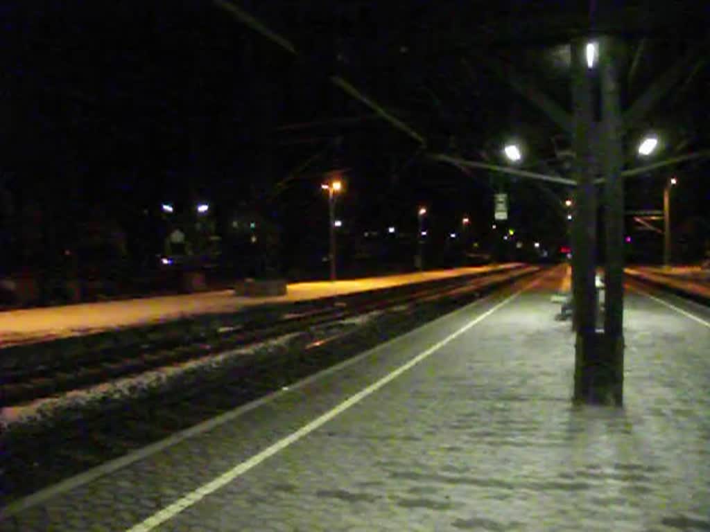 IC 2209 durchfährt am 28. Januar 2011 im Werbelok-Sandwich den Kronacher Bahnhof über Gleis 3. Der IC wurde von der 101 016-4  Unicef  gezogen. Am Ende schob 101 141-0  Azubis gegen Hass und Gewalt  nach.