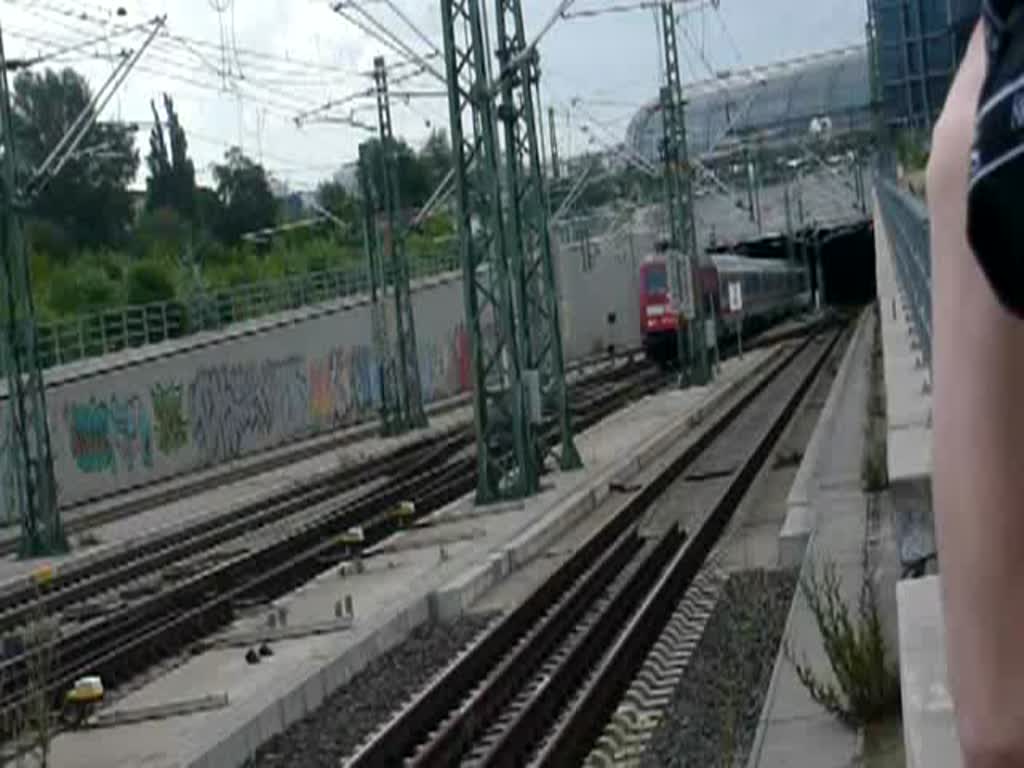 IC 2353 wird von der 101 140-2 aus dem Hbf heraus nach Berlin Gesundbrunnen und von dort aus weiter nach Stralsund gezogen. (11.07.2009)