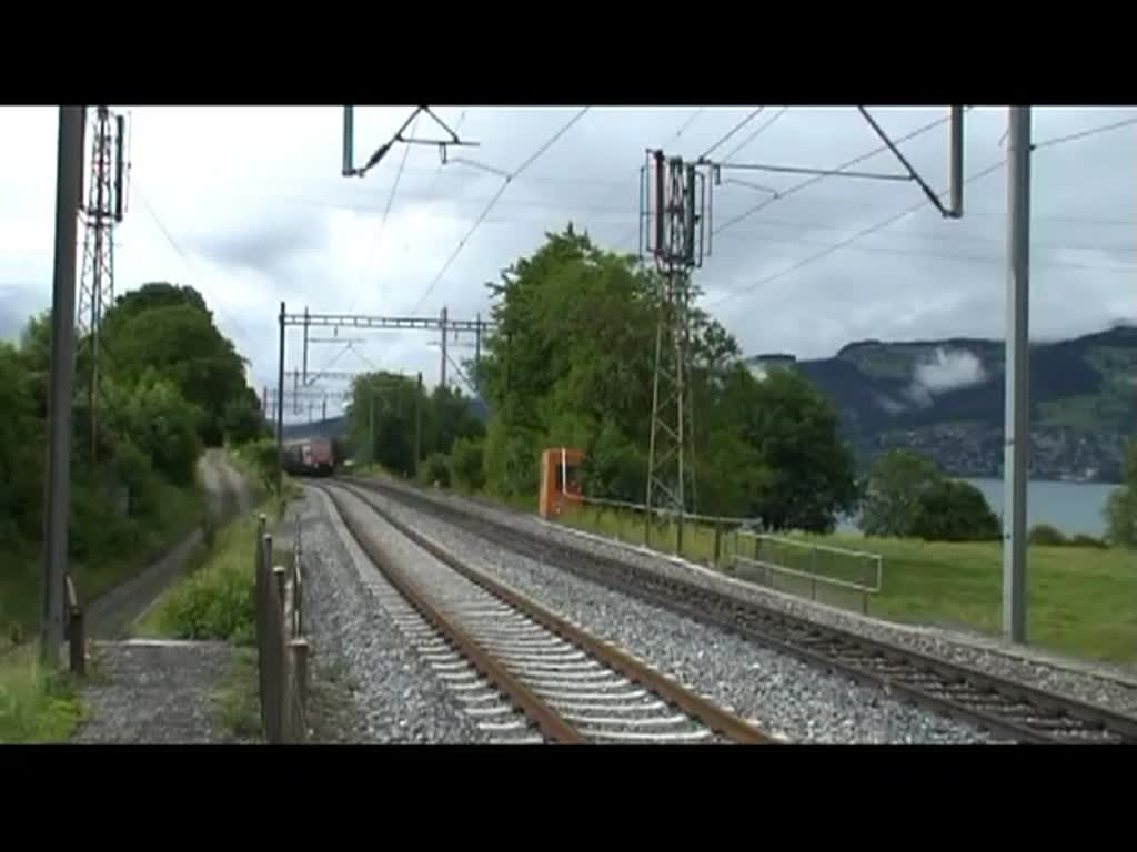 IC am Thunersee zwischen Spiez und Thun am 29.6.2013.