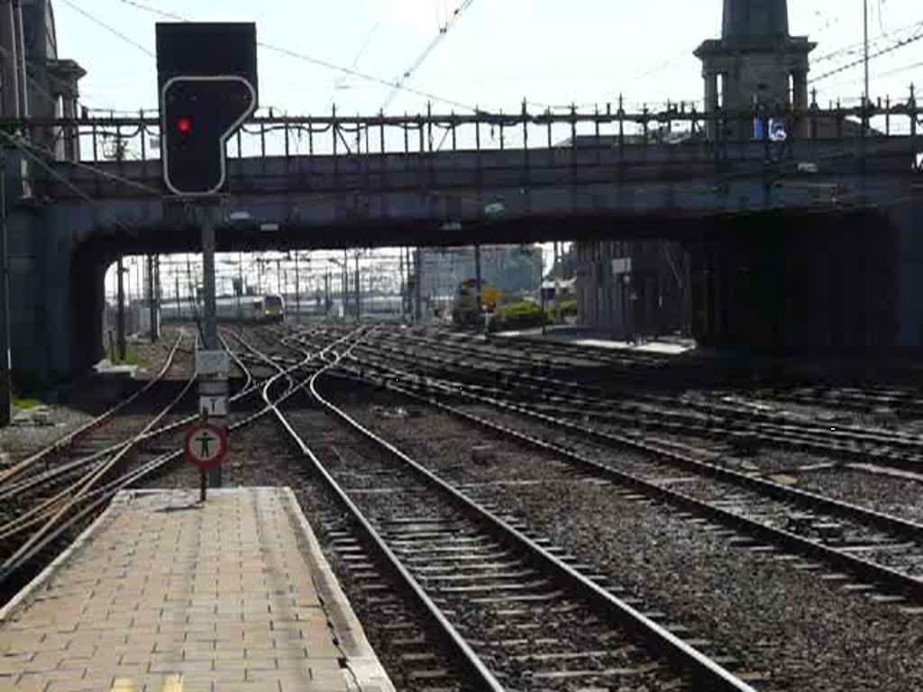 IC aus Welkenraedt fhrt am frhen Mittag in den Endbahnhof Oostende
ein. 14.09.2008.