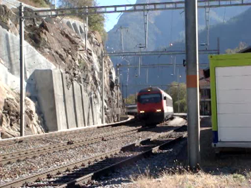 IC Brig-Romanshorn wartet auf die Blockfreigabe in Lalden am 17.10.2007, whrend ein Hupac-Zug mit zwei Re 465 durchfhrt.