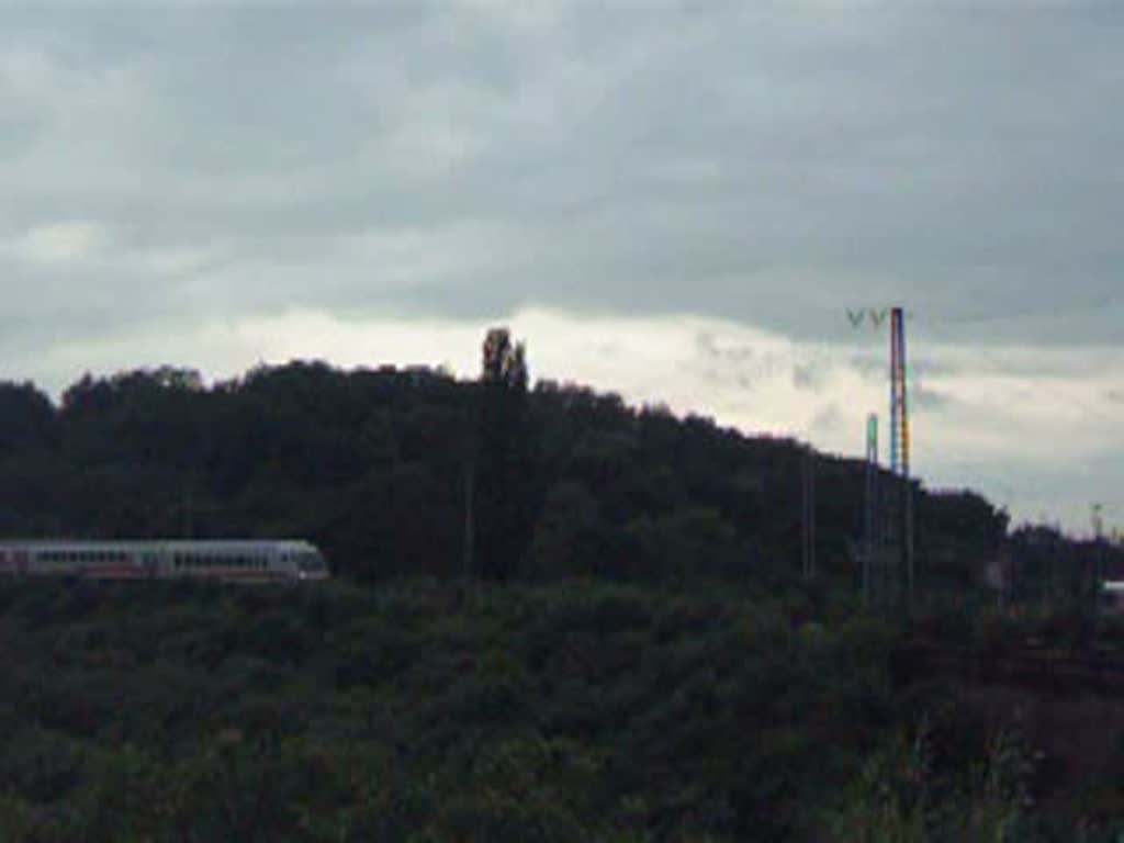 IC Oberstdorf - Leipzig Hbf fhrt, geschoben von einer Br 120, am Klner Betriebshof vorbei und erreicht in Krze Kln Hbf.