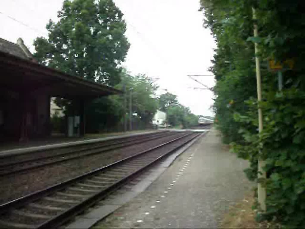 IC trifft auf Gterzug. IC 1855 von Frnakfurt(Main) durchfuhr am 23.7.10 mit schiebender 120 152-4 den Miltitzer Bahnhof in Richtung Hauptbahnhof. Entgegen kommt Infraleuna 205 (228 412) mit Kesselwagen in Richtung Grokorbetha