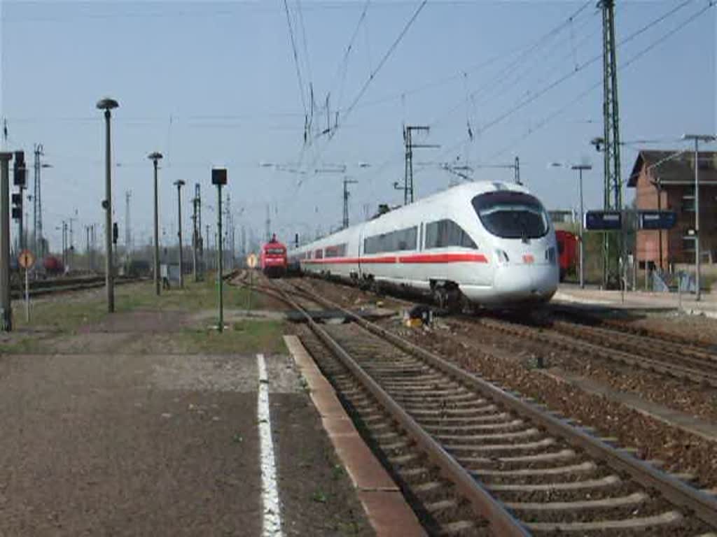 IC141 von Bad Bentheim nach Berlin Ostbahnhof bei der Einfahrt im Bahnhof Stendal.Rechts steht ICE72232 von Berlin Sdkreuz nach Hamburg-Altona.(11.04.09)