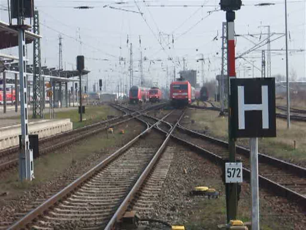 IC1804/1814 von Kln Hbf.Richtung Ostseebad Binz/
Seebad Heringsdorf bei der Einfahrt im Rostocker Hbf.danke an den Tf fr das Fernlicht.(04.04.09)