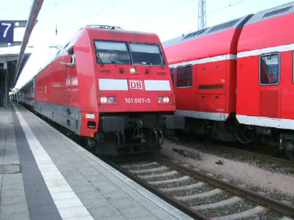 IC1809/1819 von Seebad Heringsdorf/Ostseebad Binz bei der Ausfahrt im Rostocker Hbf.(18.07.10)an Bord mein Fotokollege aus NRW