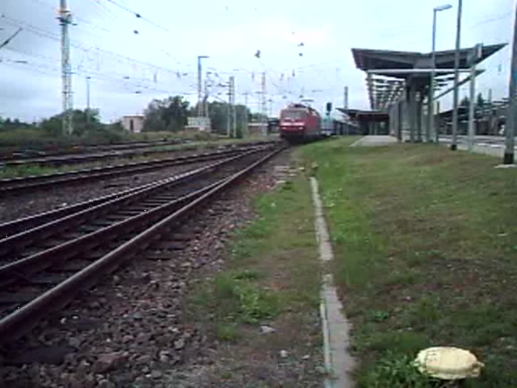 IC1960 von Ostseebad Heringsdorf nach Kln Hbf.bei der Ausfahrt im Hauptbahnhof Rostock(Lokwechsel ab Rostock.)Aufgenommen am 12.08.07