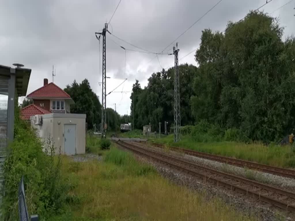 IC2321 Norddeich-Mole mit 147 574-8 nach Frankfurt passiert am 08.08.2022 den ZOB Norden