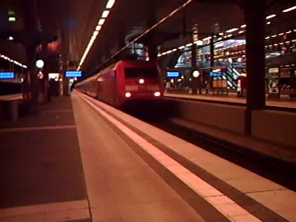 IC2355 von Dsseldorf Hbf.nach Ostseebad Binz bei der Ausfahrt in Berlin Hbf (tief).