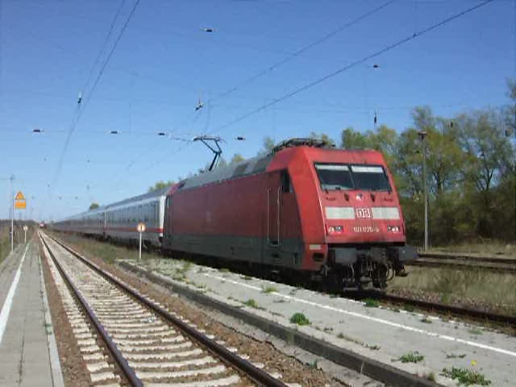 IC2377 von Ostseebad Binz nach Karlsruhe Hbf bei der Ausfahrt im Bahnhof Bentwisch im Hintergrund IC2212 von Koblenz Hbf.nach Ostseebad Binz.(19.04.09)