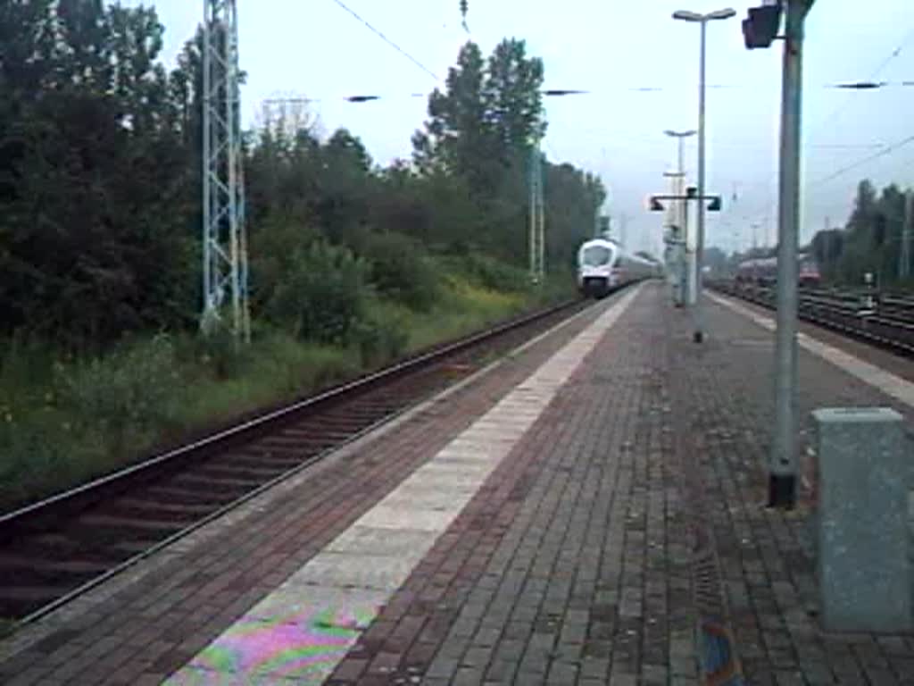 ICE 1003 von Warnemnde nach Mnchen Hbf.bei der Durchfahrt im Bahnhof Rostock-Bramow.Aufgenommen am 12.08.07