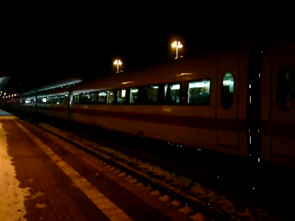 ICE 1104 verlsst am 16.01.2009 den Bahnhof Saalfeld (Saale) auf Gleis 4 mit 10-mintiger Versptung.