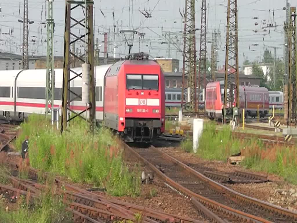 ICE 1107 ex Metropolitan von Hamburg-Altona hier bei der Einfahrt in den Leipzig Hbf und endet hier.Aufgenommen am 03.07.2012 in Leipzig Hbf