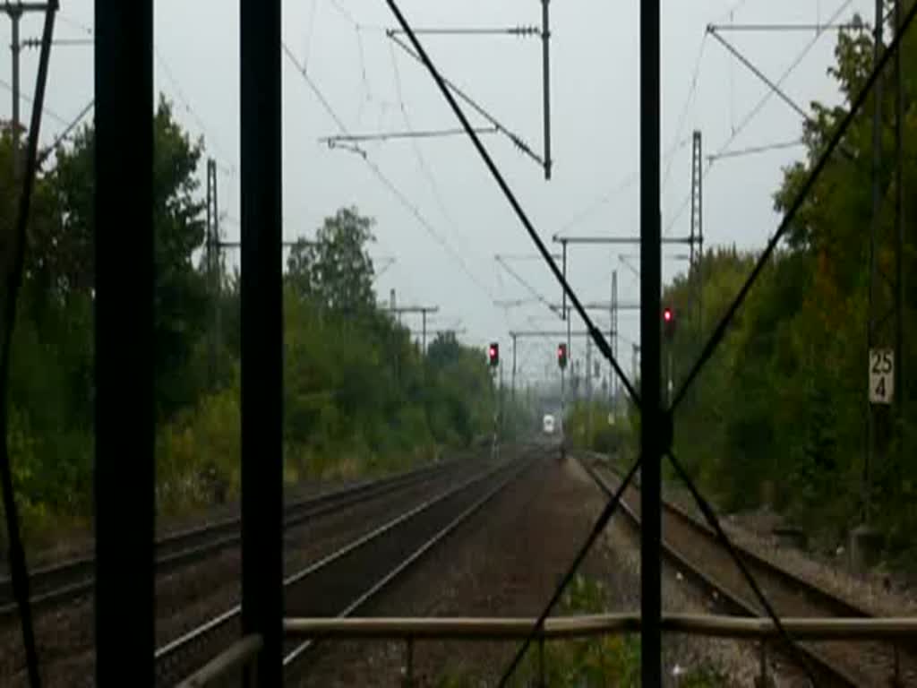 ICE 1602 nach Dresden Hbf durchfhrt Bad Staffelstein und berholt dabei einen RE nach Kronach, der auf Gleis 3 wartet. (17.09.2009)